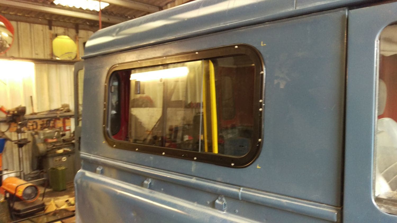 Bespoke enhancement - adding a window to a Defender 90 — photograph 3